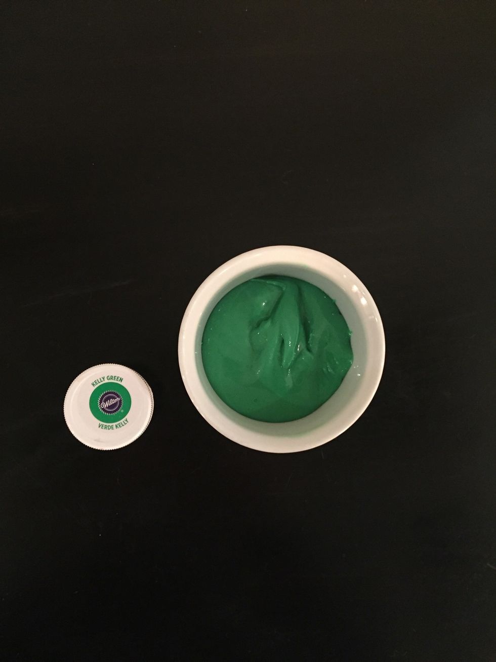 When the cookies have fully cooled, colour about half the icing green, but keep it very thick, if needed add 1 drop of water just to make it pipeable.