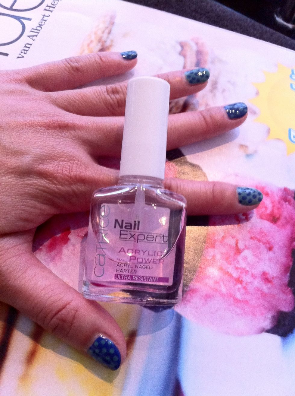 When the dots dried well, start painting your nails with a top coat. Let this part dry very well!