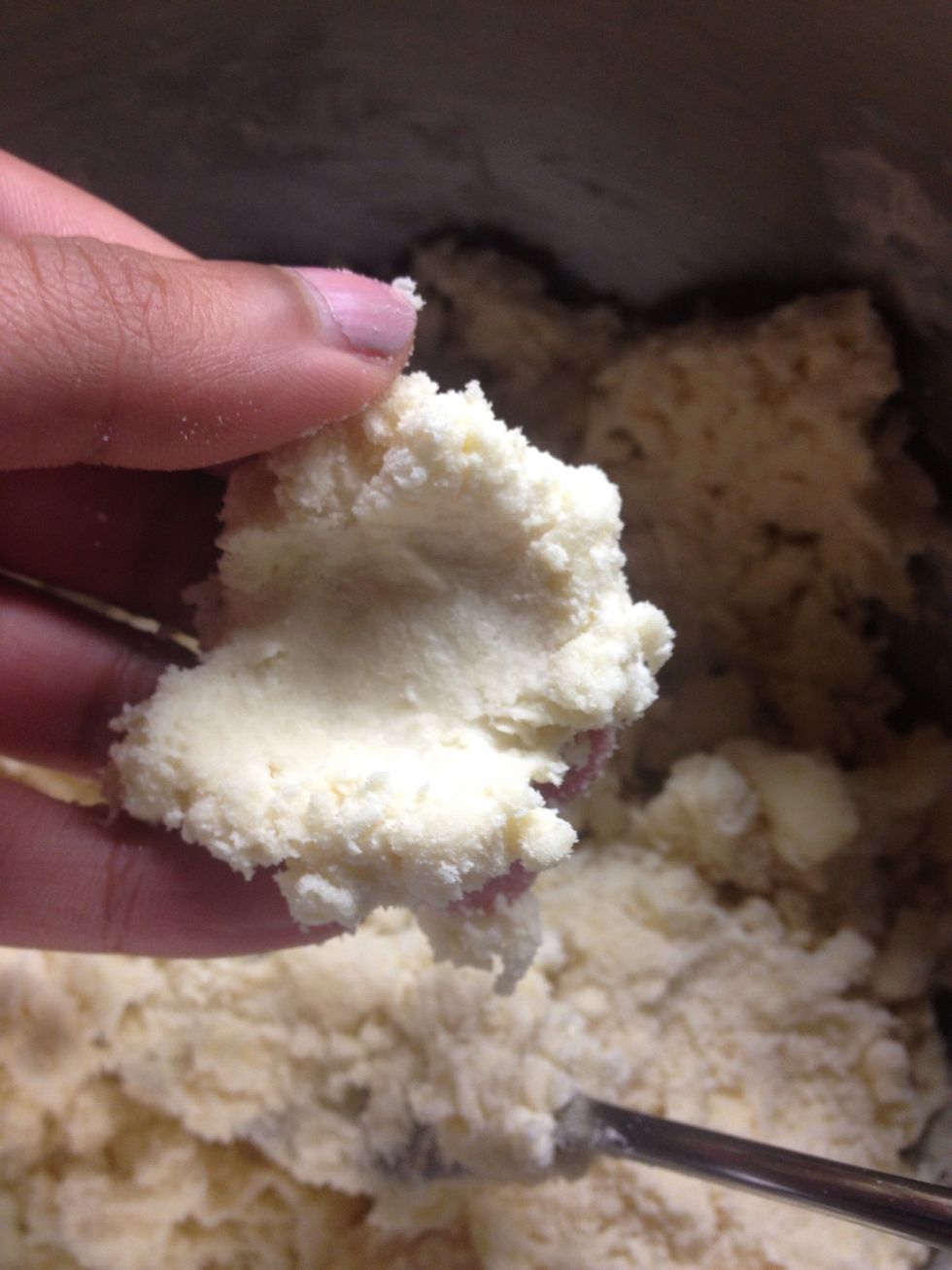 When the dough comes together in your fingers, it's ready! Bring the dough together with your hands.