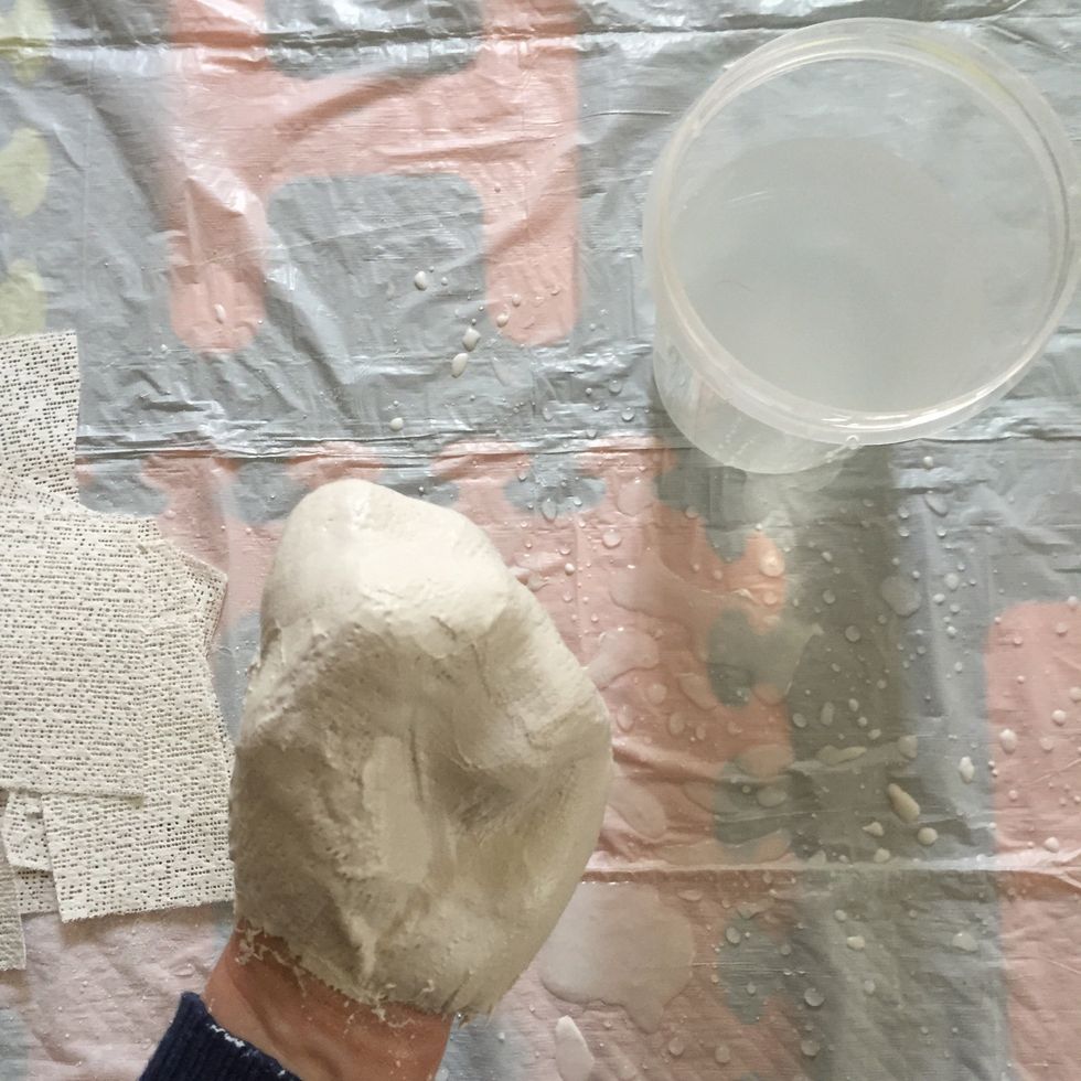 When the entire hand has been covered, apply a second or even third layer of plaster