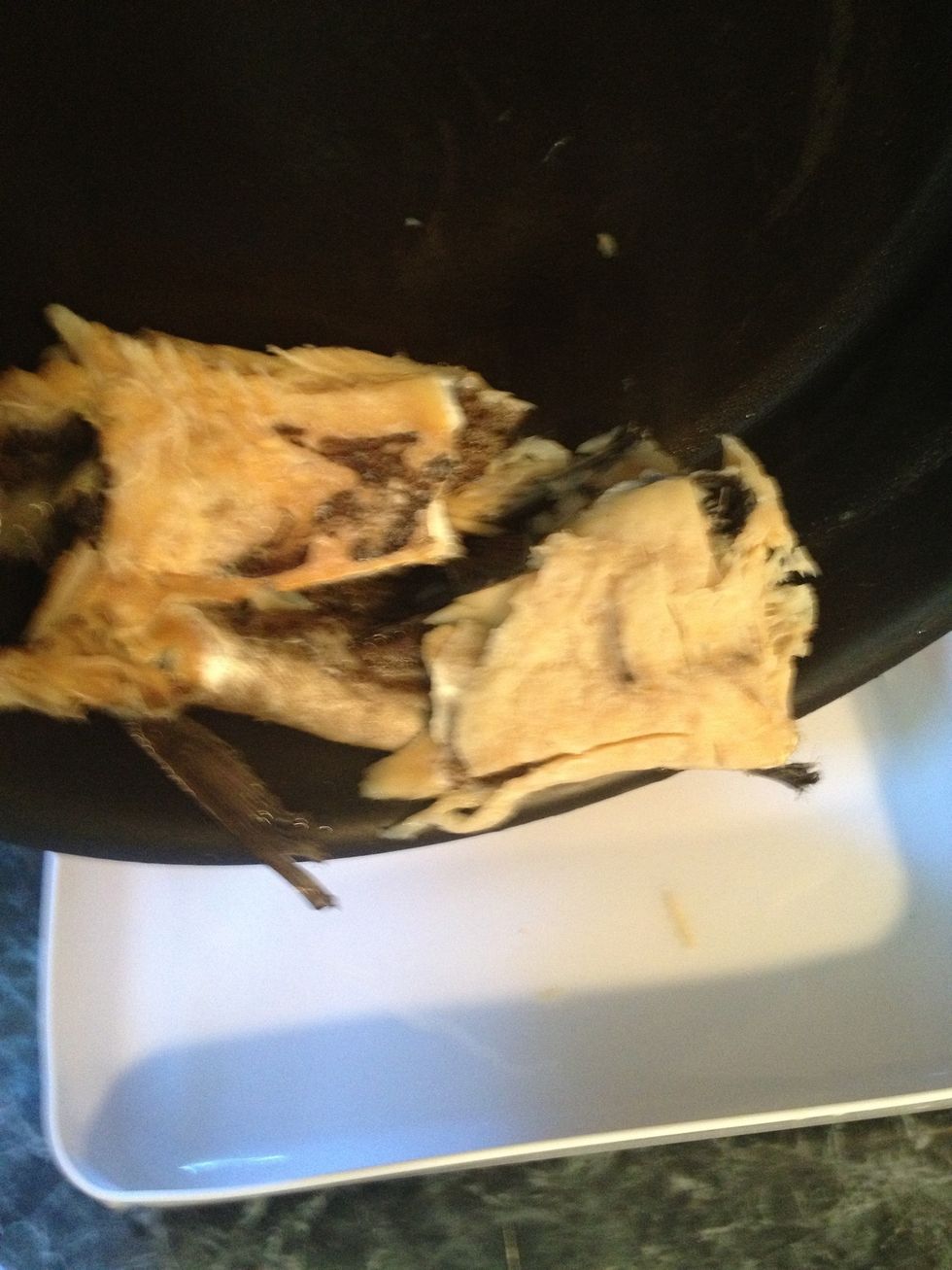 When the fish has released most of the salt lets drain it again and this time we will put it in a bowl to shred Into bite size pieces.