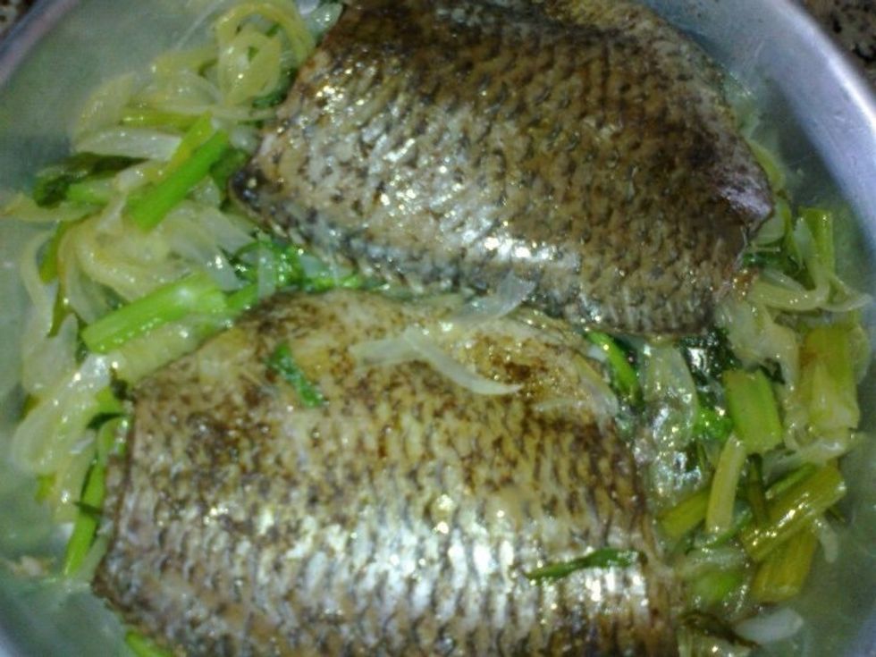 When the fish is finished put below it the onions and celery