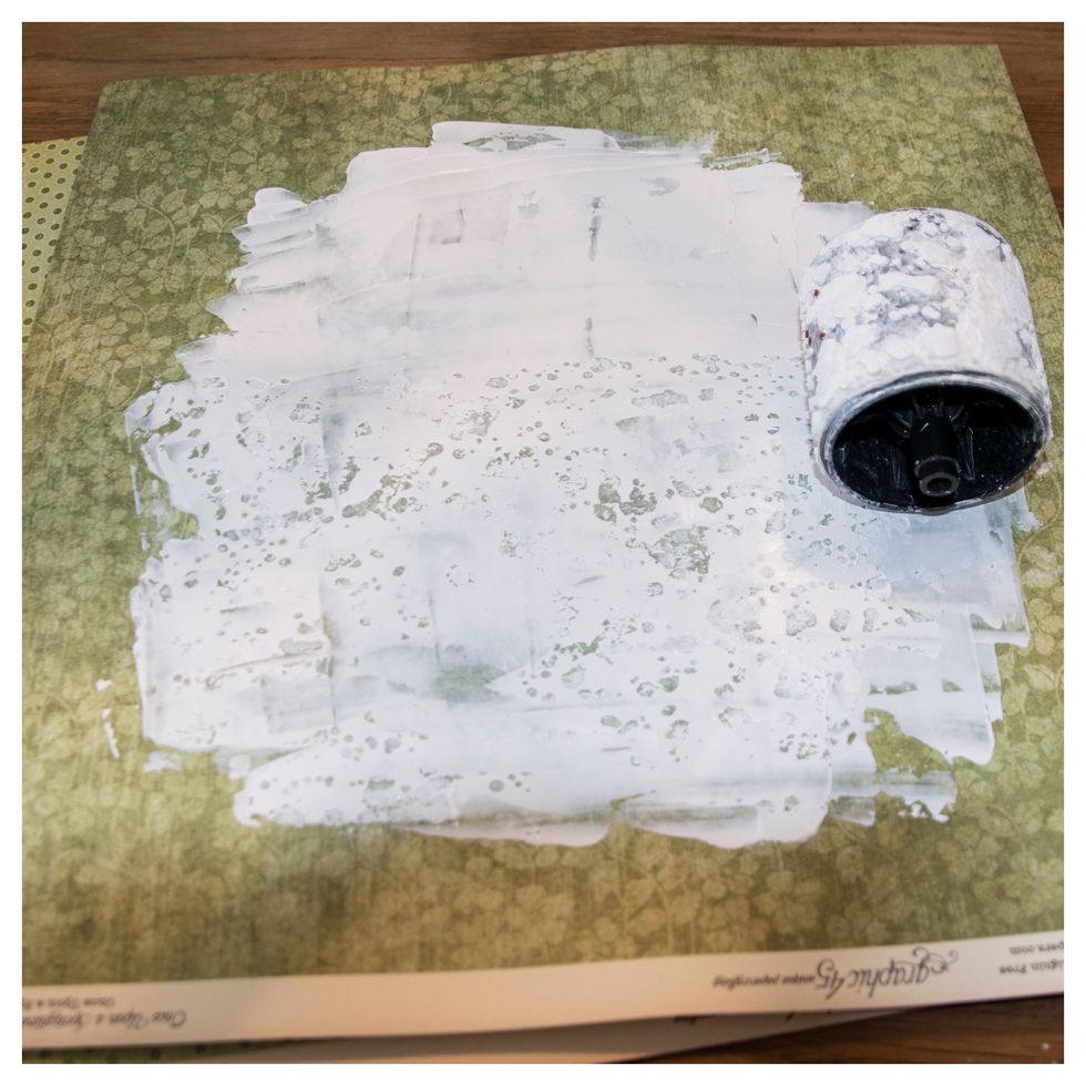 When the gesso is still wet, I use a roller stamp to make the background more "alive". It makes a great effect.