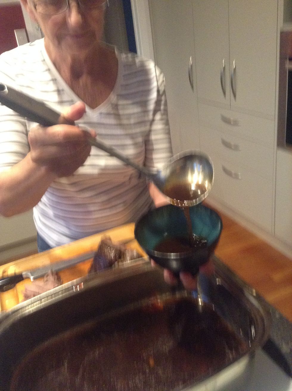 When the gravy is ready carefully fill one bowl/person.