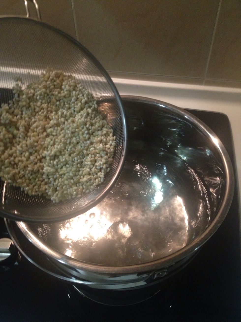 When the hot water start boiling, add the barley in. Let it cook for 30 minutes or until soften.
