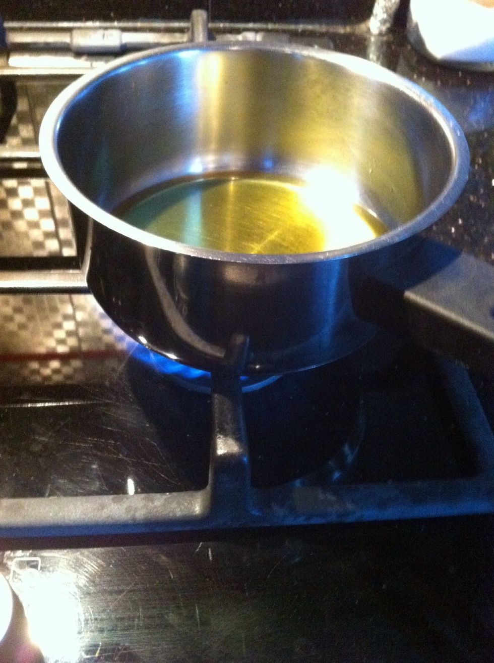 When the lentil-noodle mixture boils, pour some olive oil into a saucepan.\ud83c\udf75
