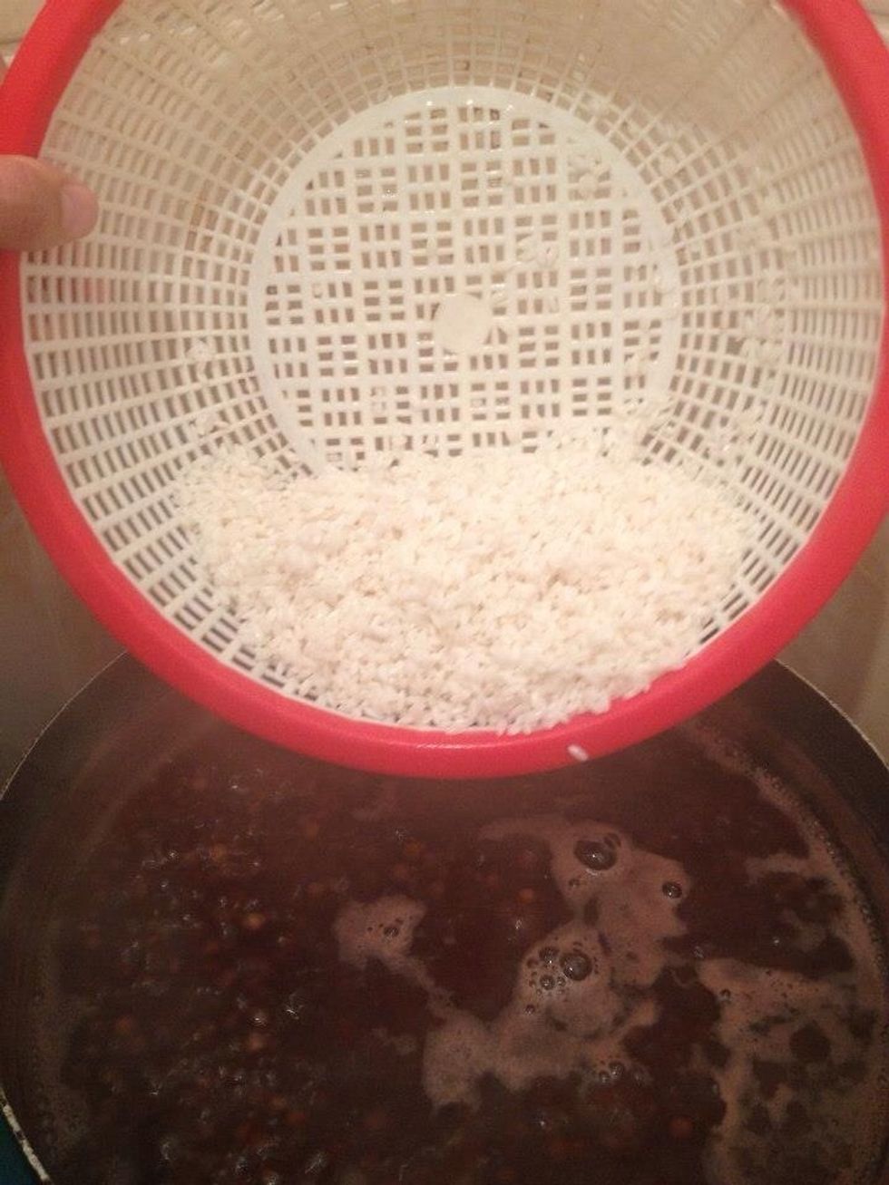 When the lentils about to equator ,put the rice and leave it for 5-10 minutes until the rice is cooked