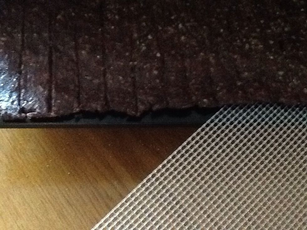 When the new top is dry, remove the mesh from the tray.