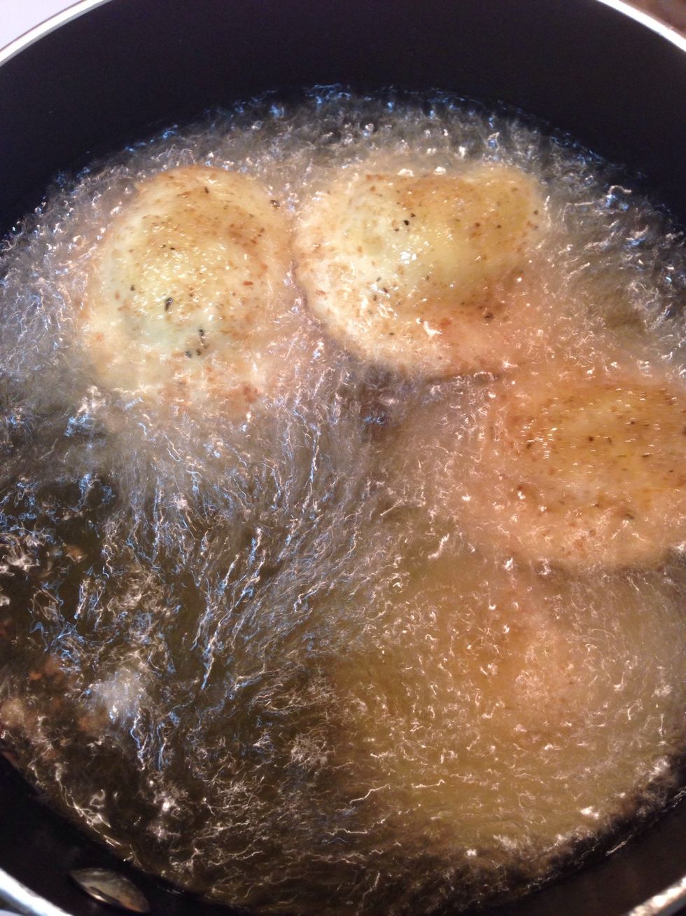 When the oil is hot, fry the ravioli. Turn it occasionally.