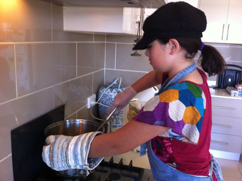 When the oil is hot, put the chicken in the pot and cook.