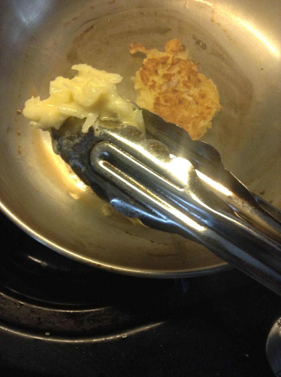 When the oil is sizzling hot, place the potatoes in a pan in a thin or thick layer.