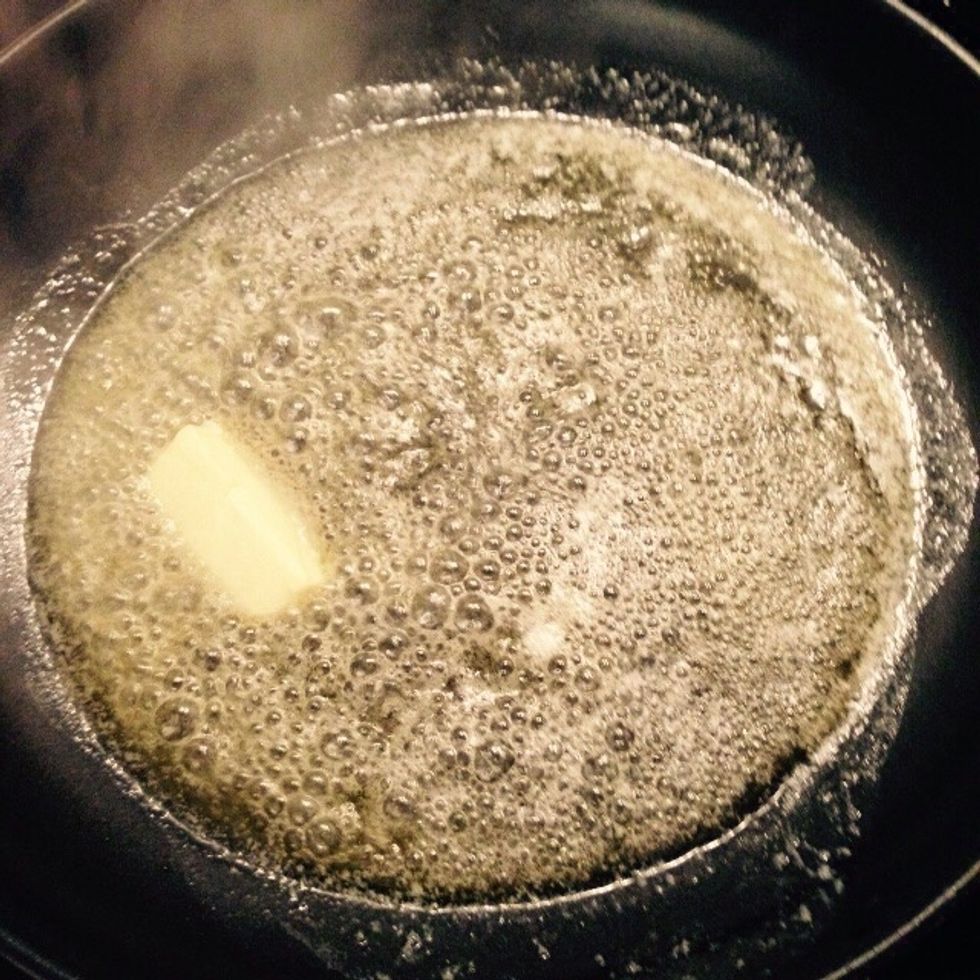 When the pasta is ready to be cooked, take care of the sauce, as the ravioli will only need few minutes to cook. Start by melting the butter in a large pan.