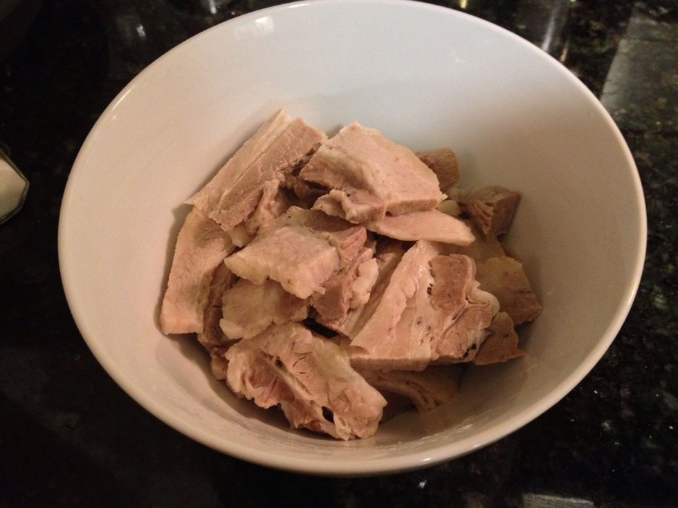 When the pork belly is cooked, wash with cold water so the meat is cool enough to touch. Slice the meat into thin slices.