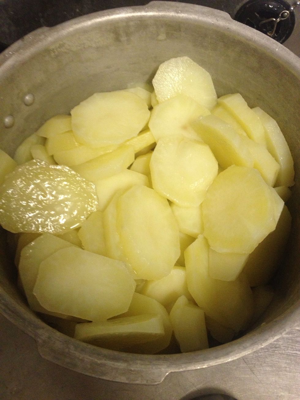 When the potatoes are done (cooked but not soft) slice them to about 1cm thick slices (I ran them under cold water for a bit not to burn myself).
