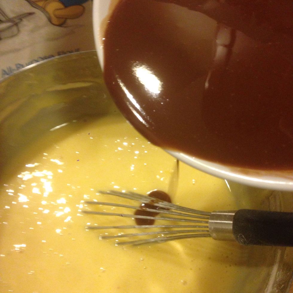 When the preparation is homogenous, add liquid chocolate (not too hot) by gently mixing.