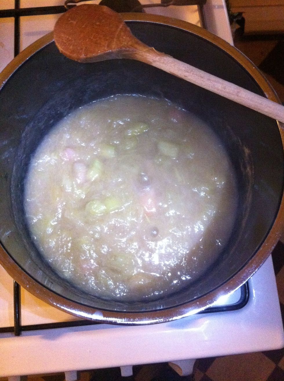 When the rhubarb is cooked pour the vanilla sauce into it and stir.