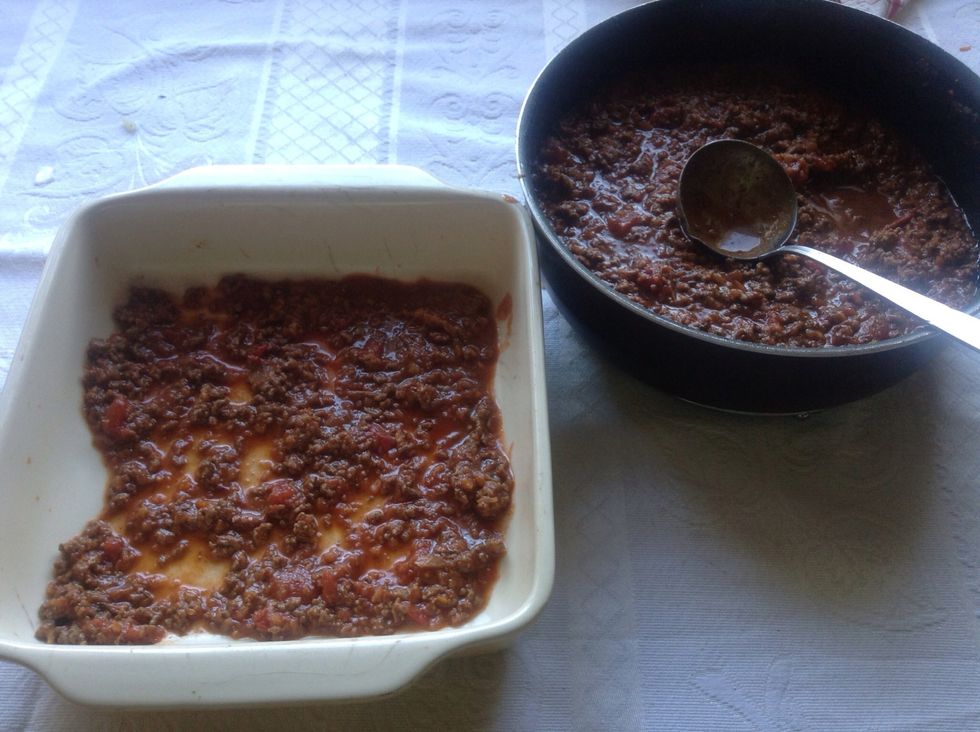 When the sauce is ready (after 30 min or so), put a thin layer of sauce at the bottom of a dish (the dish will need to go in the oven), don't start with the pasta directly, as they will get sticky ..
