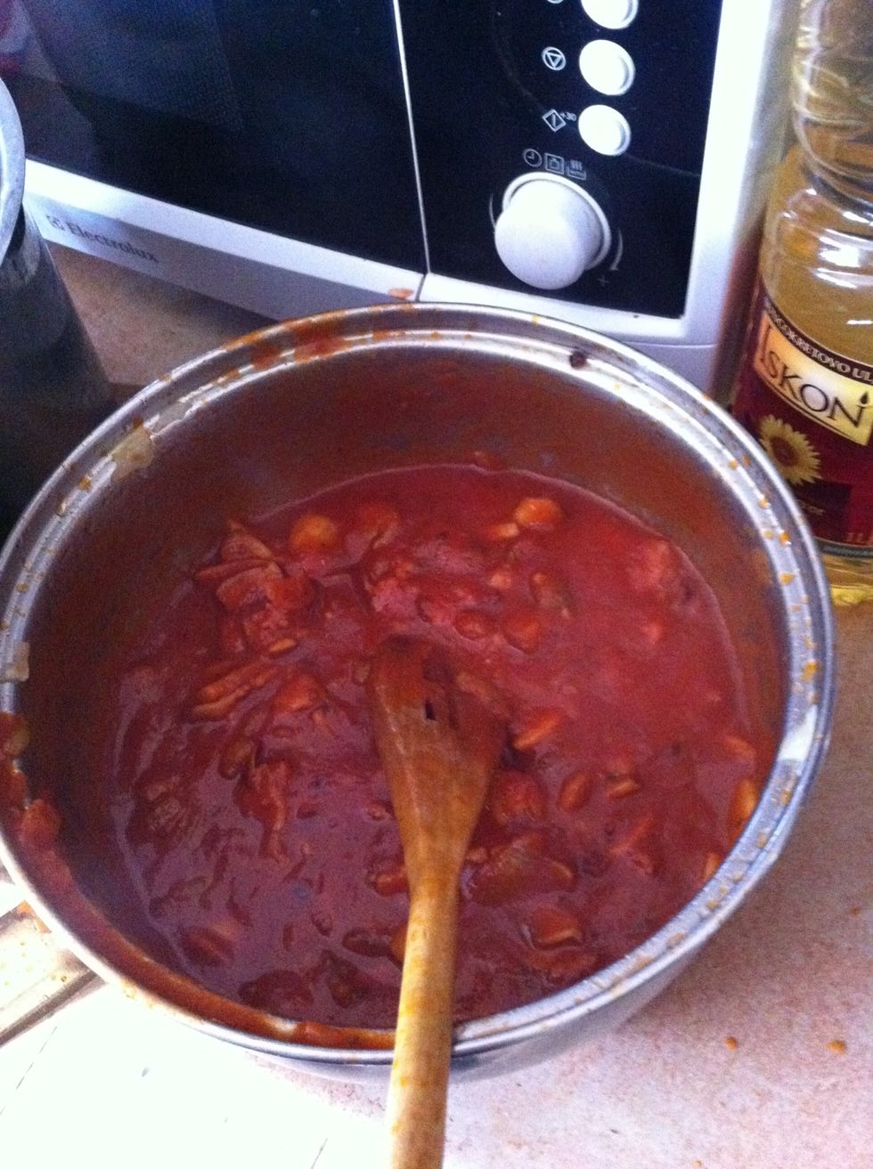 When the sauce is ready, let it cool for about a minute