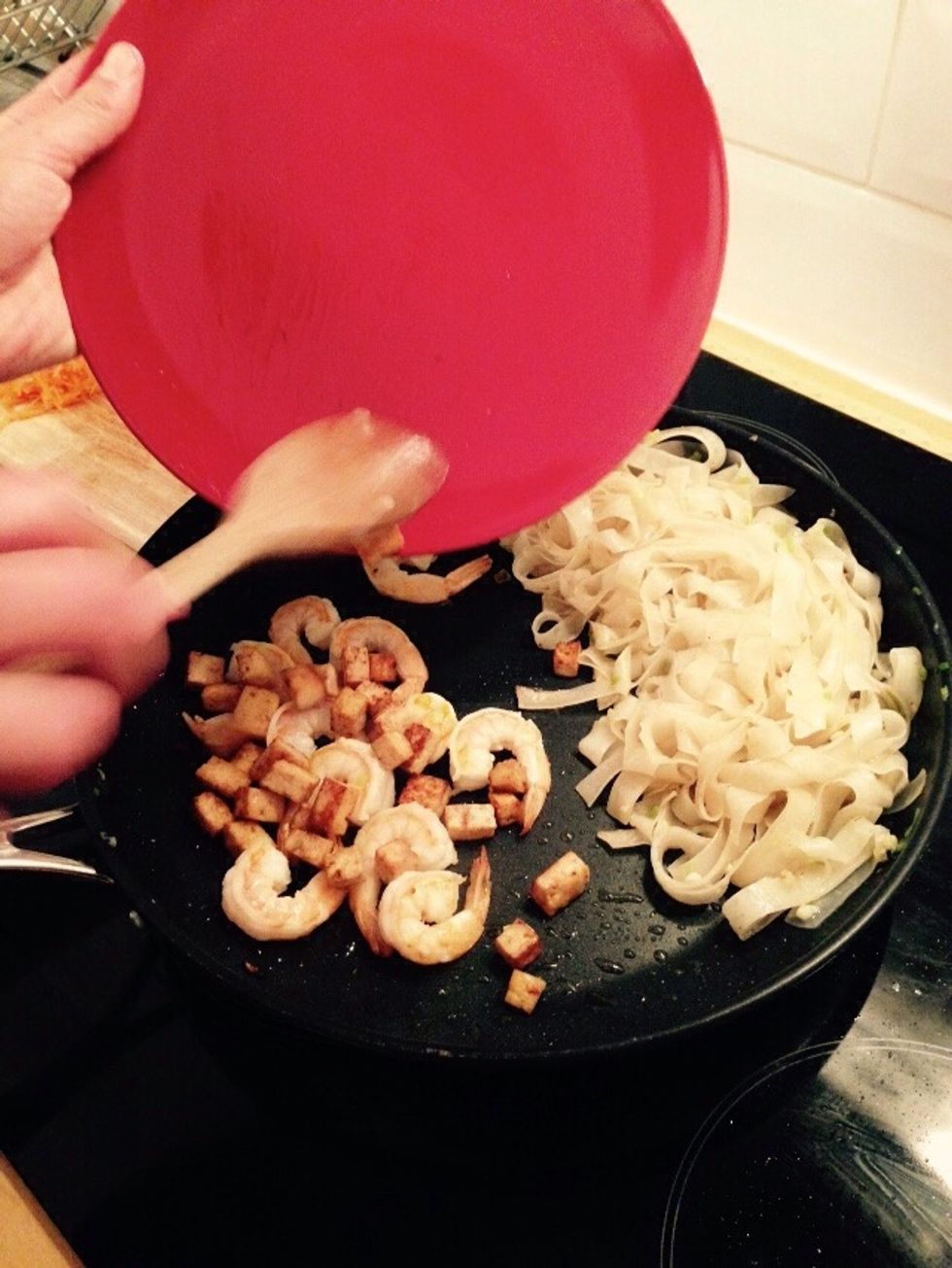 When the shrimps are fried evenly on all sides add the tofu and stir fry together briefly.