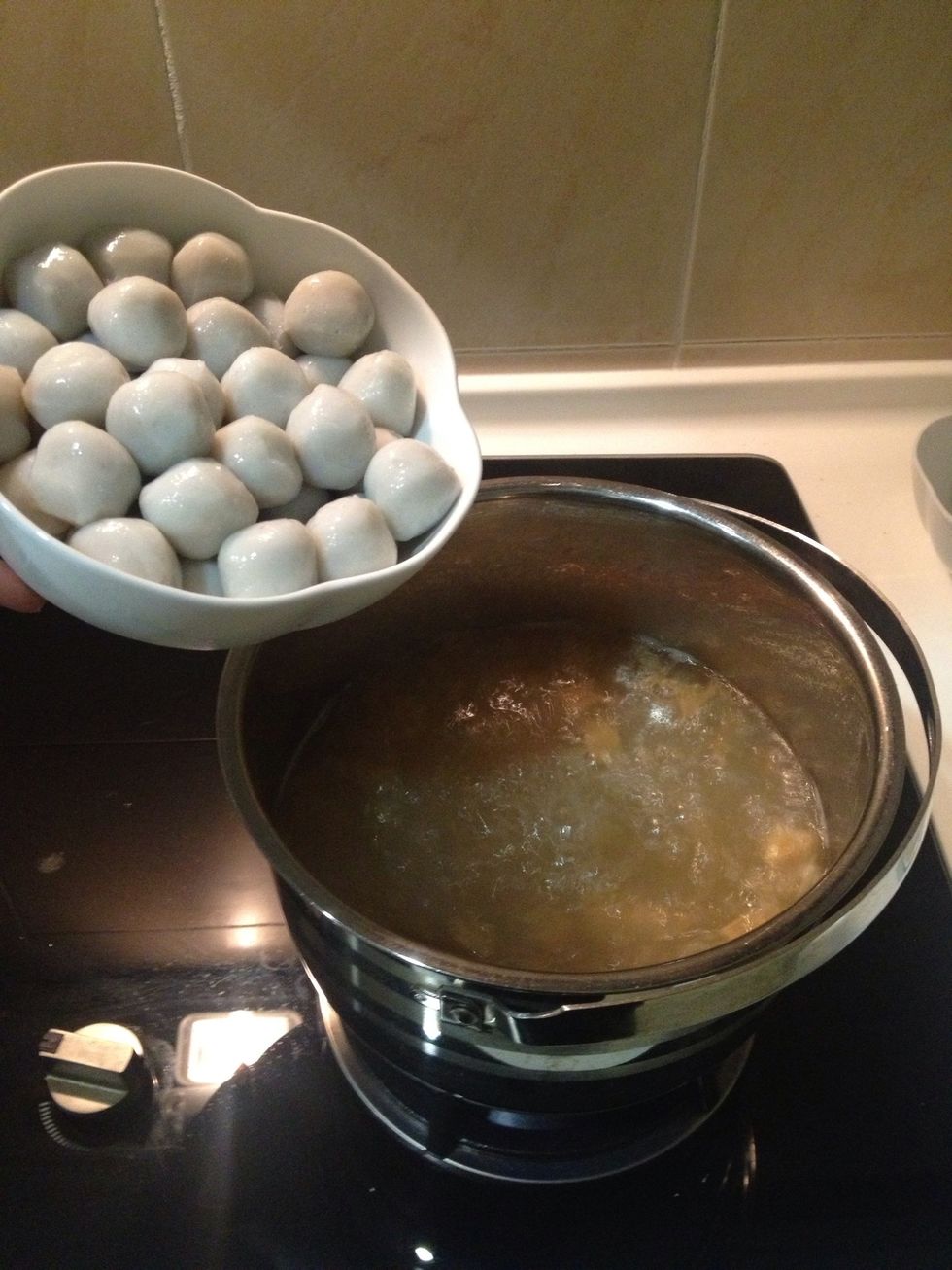 When the soup boiling, add the fish balls.