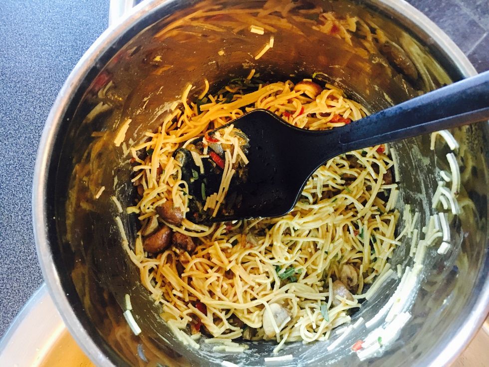 When the spaghetti is done: drain from water and mix together with veg and 'cheese' sauce (in the casserole). Lastly, add the rosemary and stir.