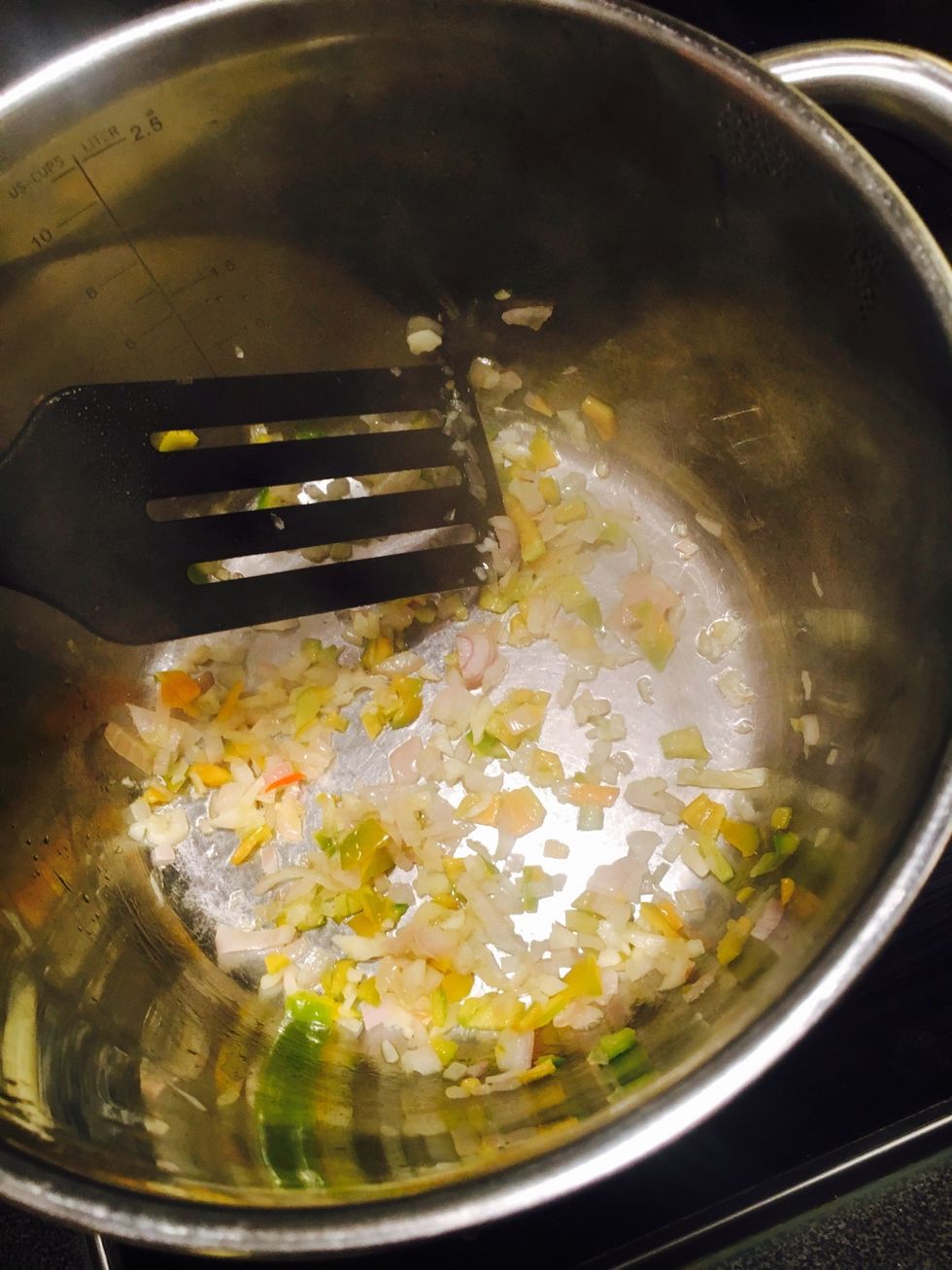 When the spaghetti is done: take it out of the boiler and drain off the water. Fry shallot, garlic and chili quickly in the boiler with some olive oil.