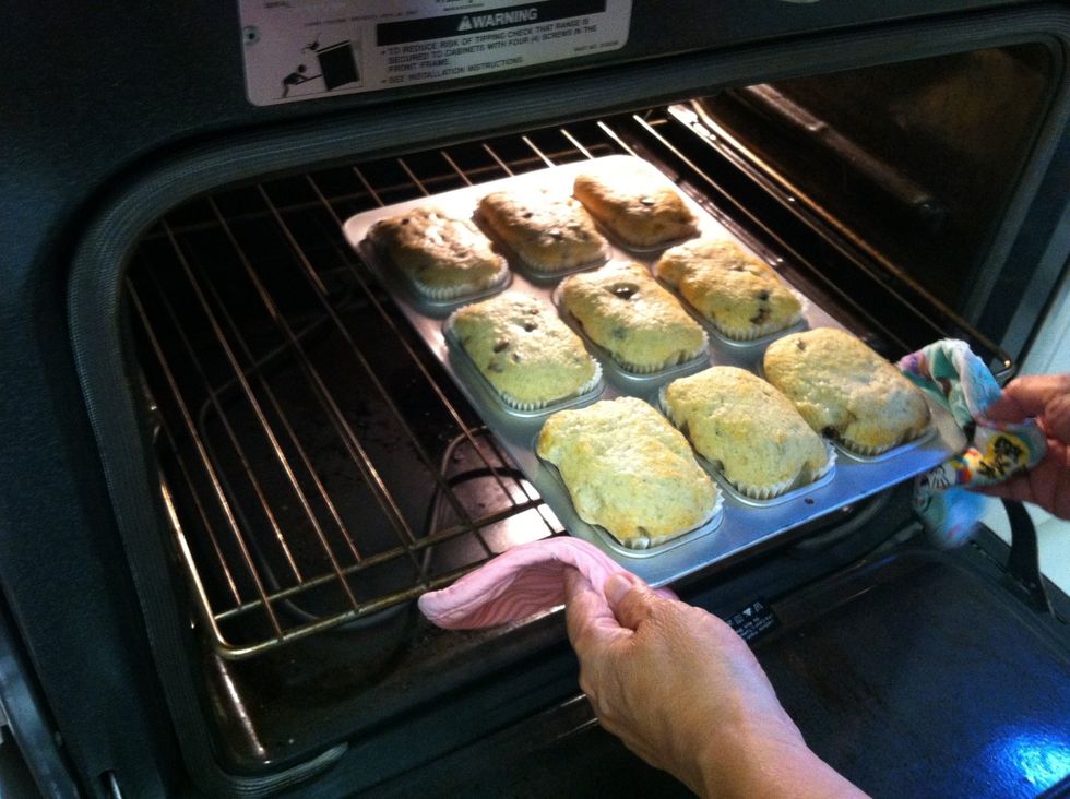 When the time has passed, test with a toothpick to see if it comes out dry. If so, take it out.