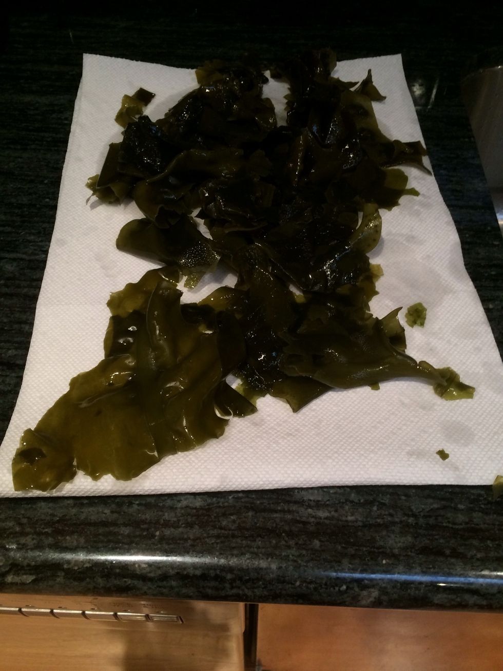When the tough ribs are removed, chop the wakame into think slices.
