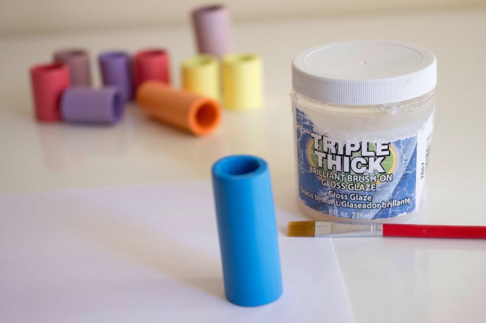 When the tubes are completely dry, you can varnish them. And again, leave them to dry.