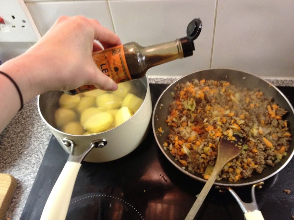 When the veg has softened, I then like to add some drops of worcestershire sauce to the meat... Starting to smell gooooddd..