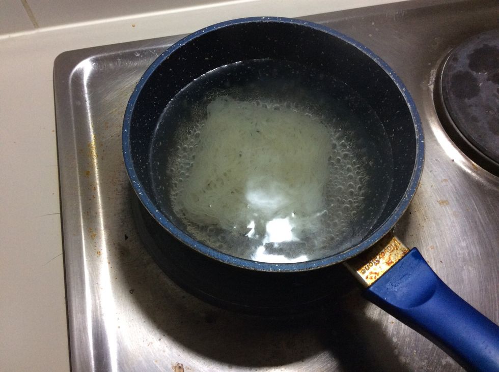 When the water is boiled enough put the vermicelli in the saucepan so it can be cooked.