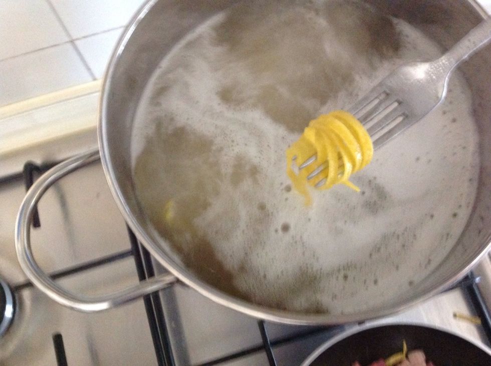 When the water is boiling put the fettuccine in the pot, and mixed it.