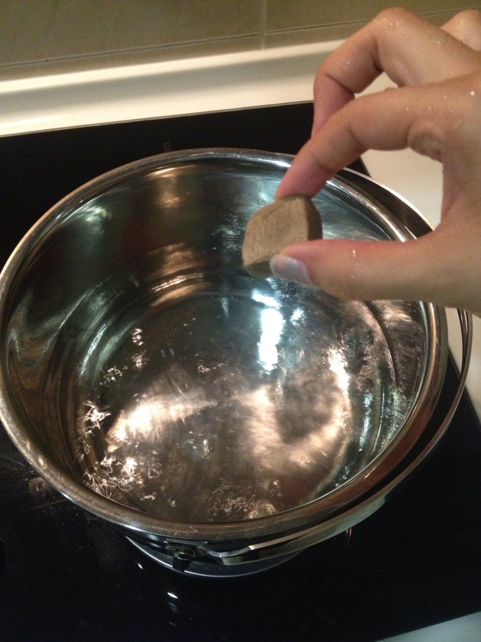 When the water start boiling, add the cube.
