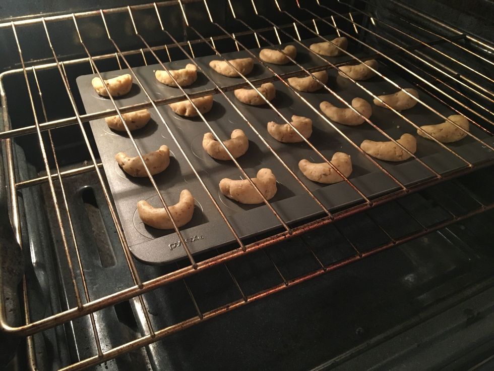 When the whole pan of cookies have been shaped, place in the middle of the preheated oven.