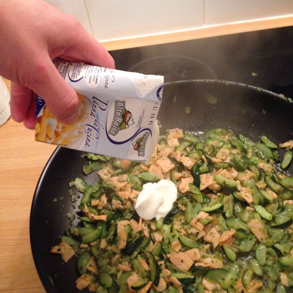 When the wine evaporates add the cream (or panna, if you can manage to find it at your local Italian store)