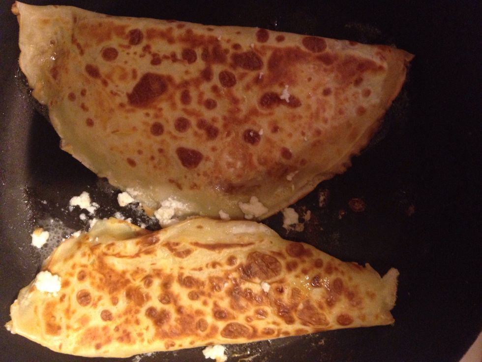 When they're done as you wish, turn them. Fry in the frying pan for a while.