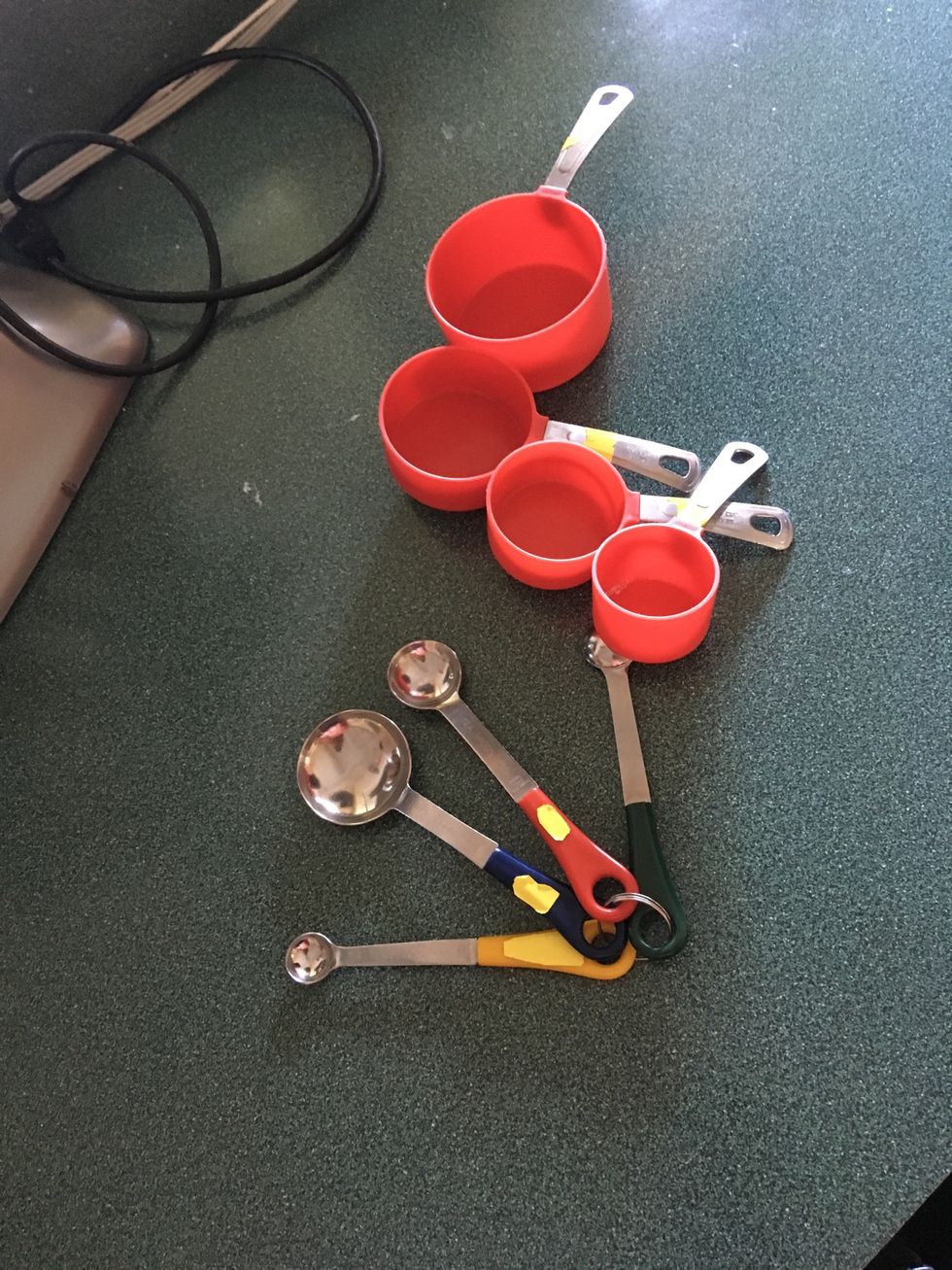 When u using these measuring cups make sure u level the things u putting in here off