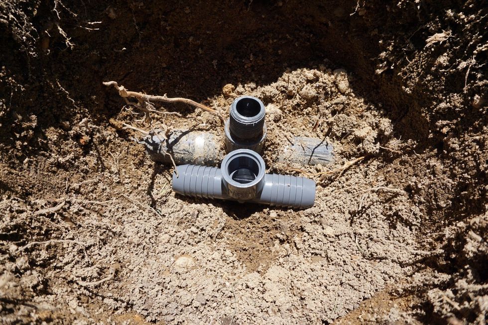 When unscrewing the head, yours could have looked like this other fitting. Top one is male, lower one is female. Since mine is cracked, I need to replace it. I will be changing it to the female.