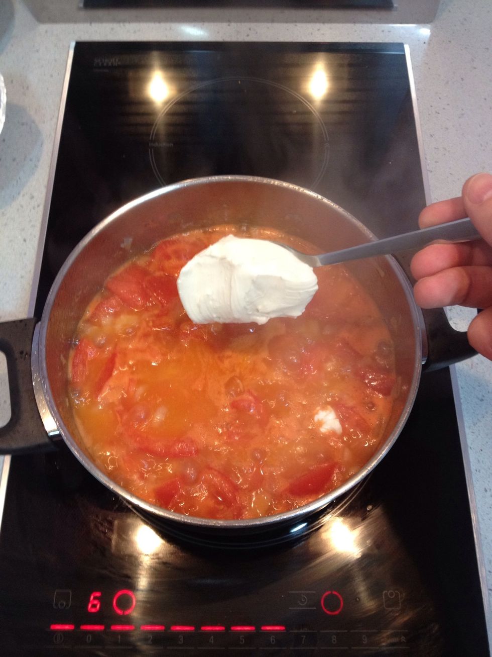 When water is boiling, put inside the cream cheese and stir it.