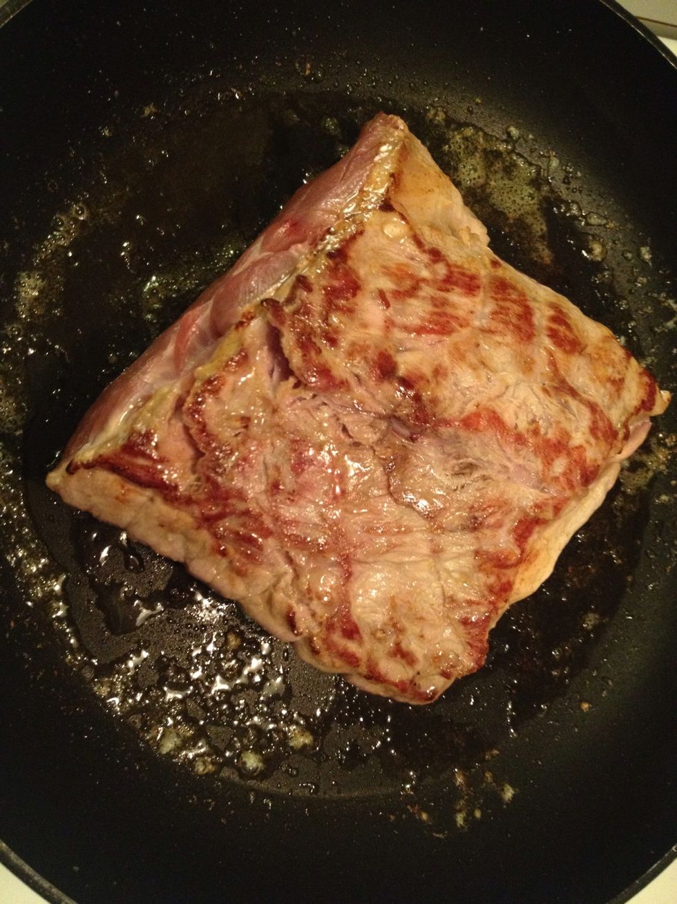 When you have browned the meat it's time to add the herb mix. Before doing so, save the juice in the pan from the meat.