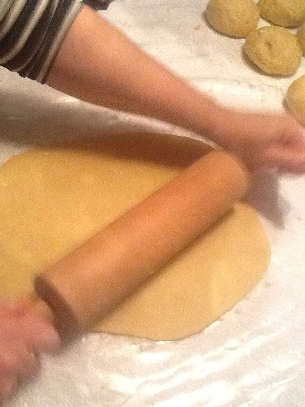 When you have done it whit all you will roll it out like this <3