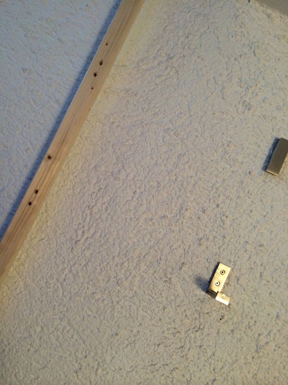 When you have done this, you just put it on the wall, drill the holes and move it 35 centimeters / 14 inches to the next position. Repeat until you're done drilling...