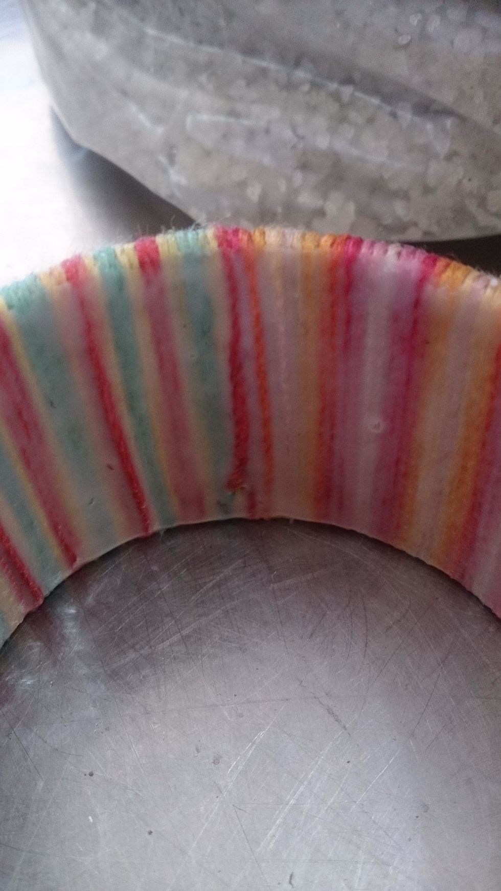 When you're done, glue down the end and add a thin layer of glue to the inside of the bangle. Leave it to dry.