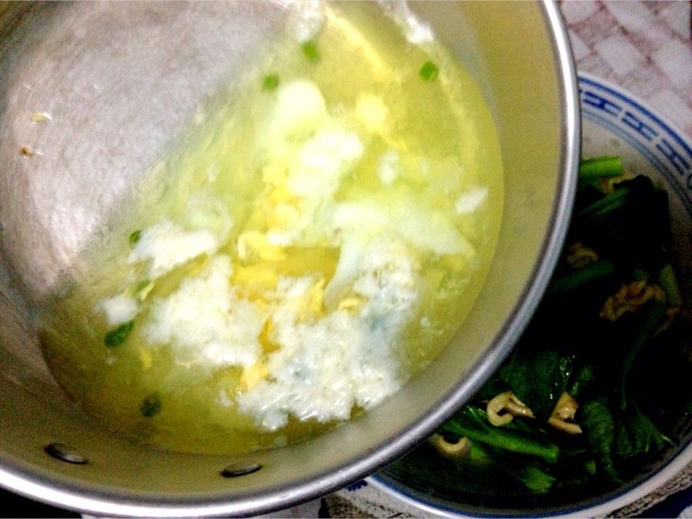 When you're happy with your poached-egg, turn the heat off and transfer your poached-egg and chilis right into your prepared bowl