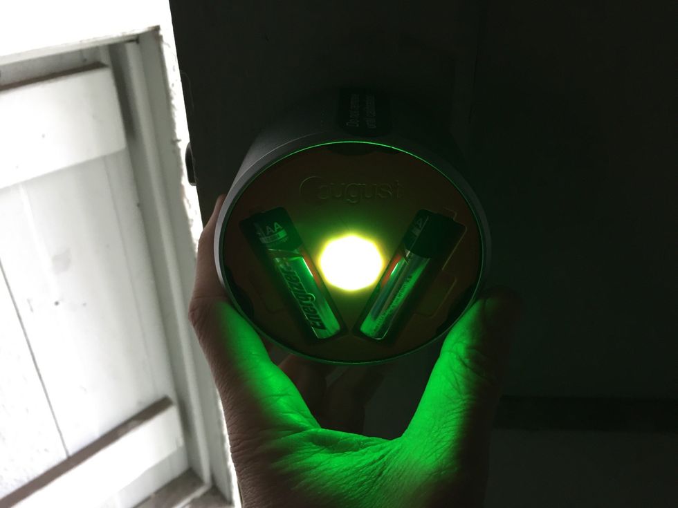 When you remove the battery seal the Smart Lock will briefly light up indicating that it's properly powered.
