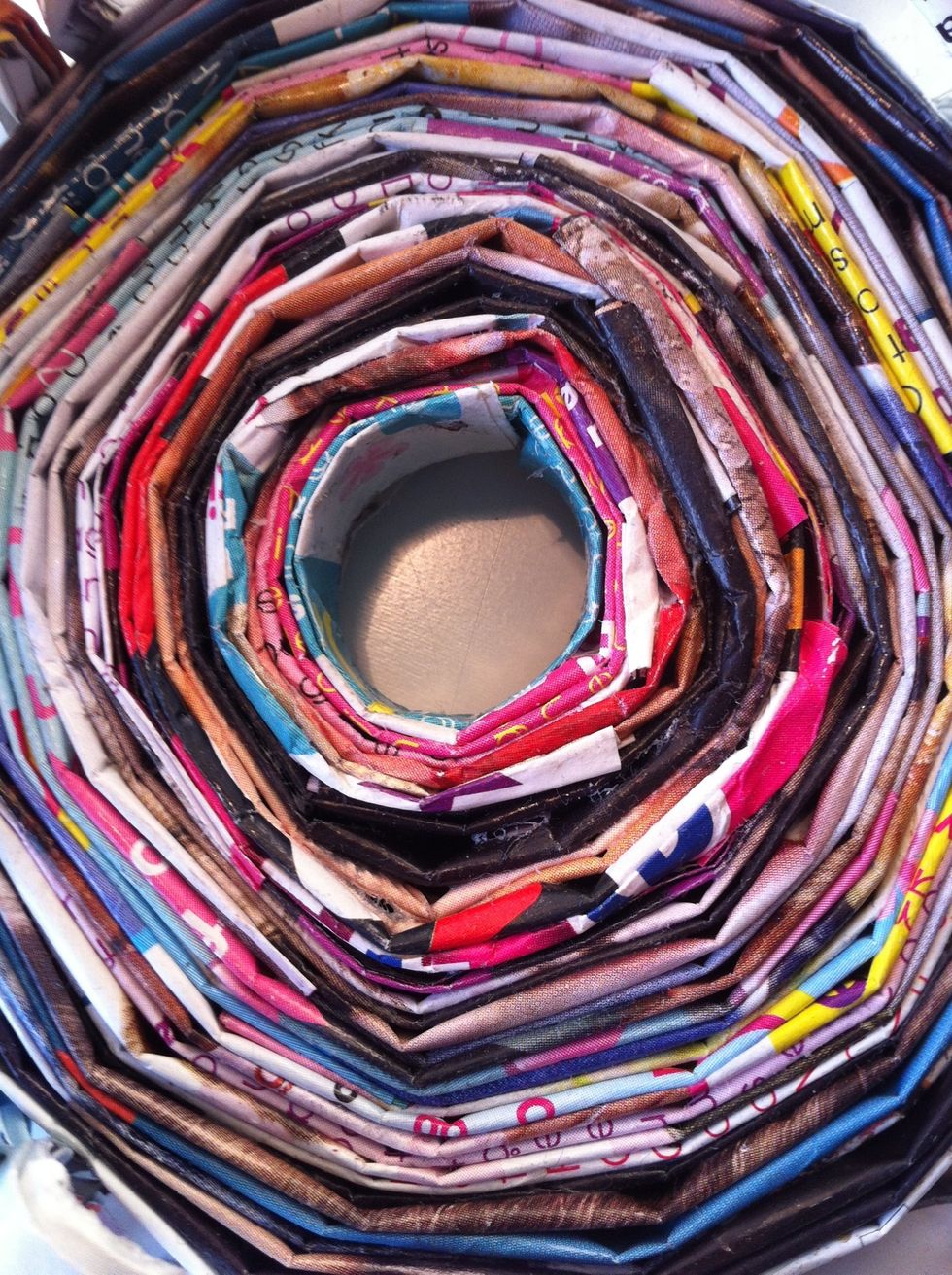 When you should made the bottom, you will need the little ring you made before, and glue one more 'magazine stick' around the ring