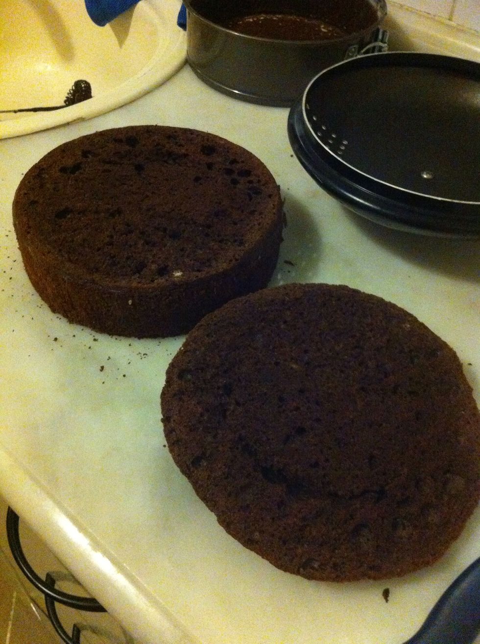 When your cake is baked, allow to cool completely and remove by cutting with a big knife of the raised side to straighten your cake...