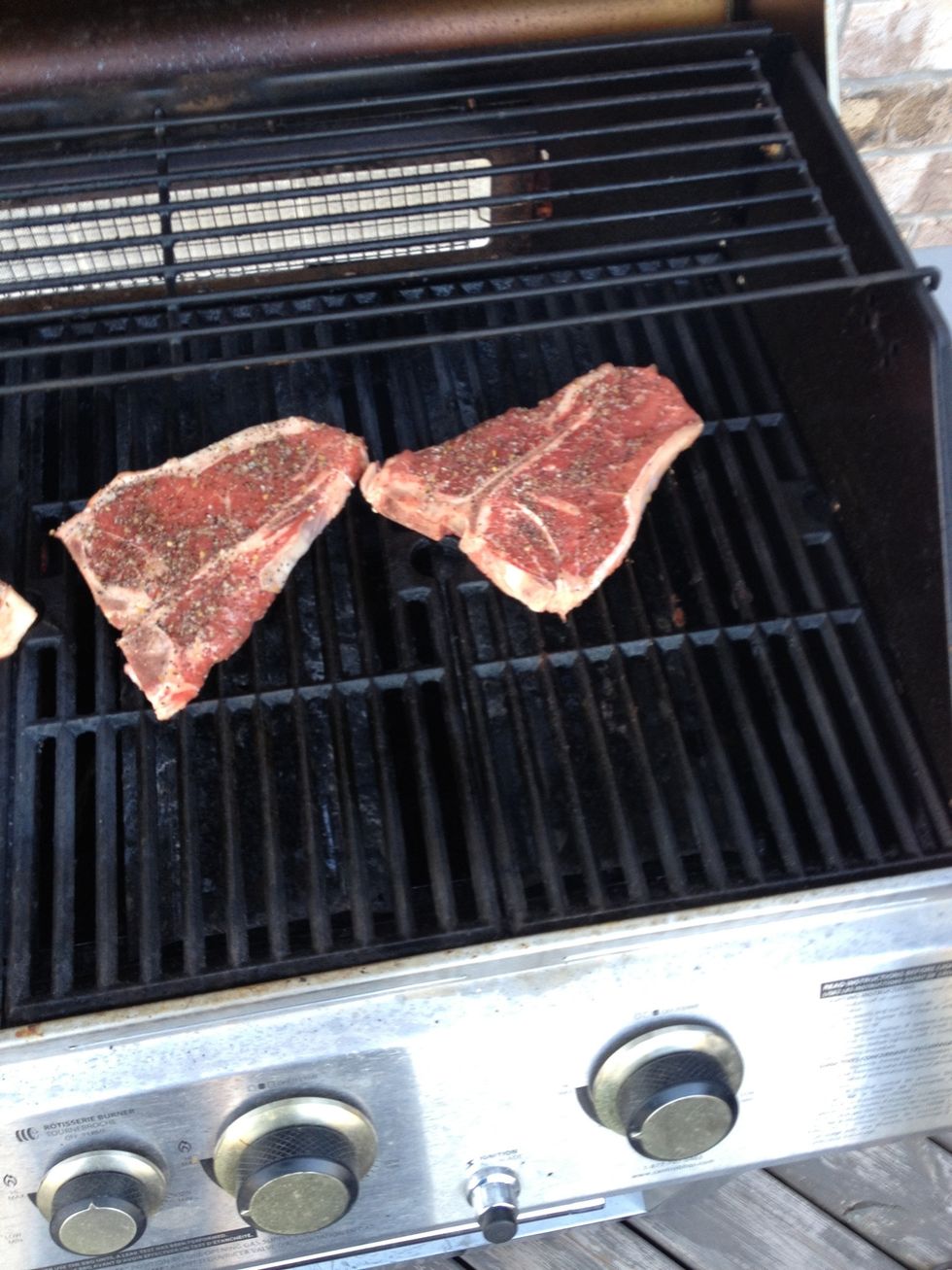 When your grill is at its maximum temperature place your steaks at a 25 degree angle and close the lid for 1 minute.
