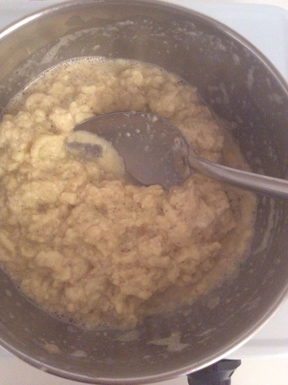 When your "porridge" reaches this consistency it's time to add in those banana pieces that we carefully cut earlier on! :)