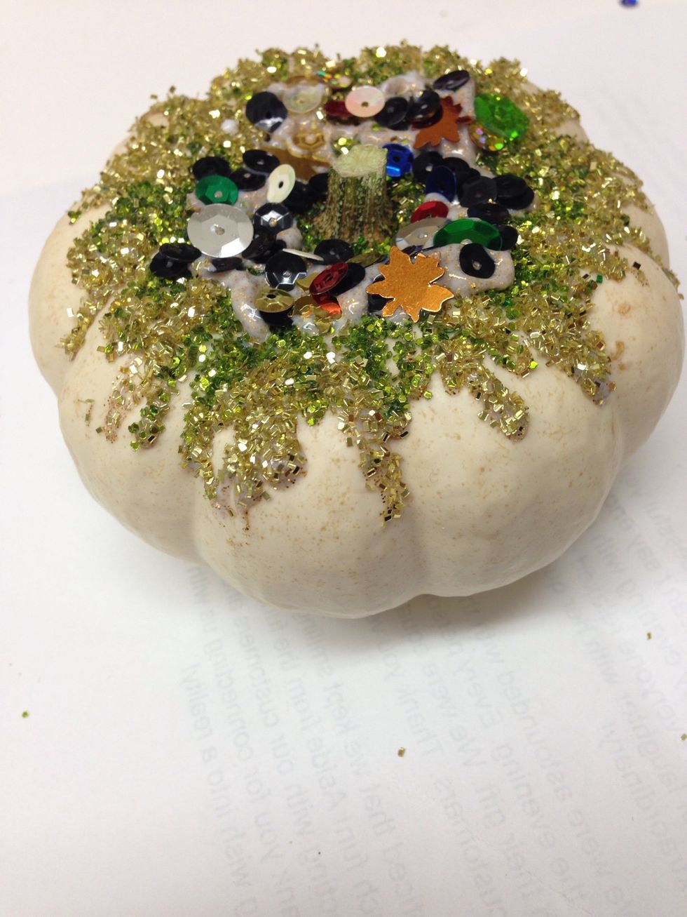 When your pumpkin is as sparkly as you like, set it aside to dry for several hours.